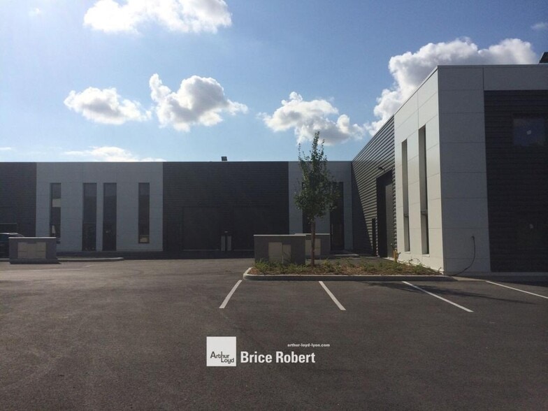 8 / 10 Rue Jacquard, Chassieu à vendre - Photo de l’immeuble – Image 3 sur 10