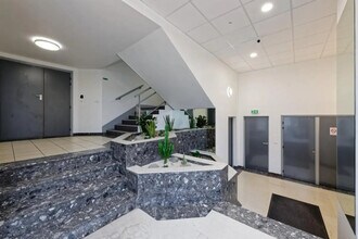 21/23 Rue Du Petit Albi, Cergy à louer Hall d’entrée– Image 2 sur 2