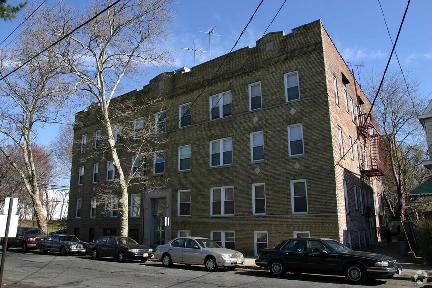 66 Olympic Ter, Irvington, NJ à vendre - Photo principale – Image 1 sur 2