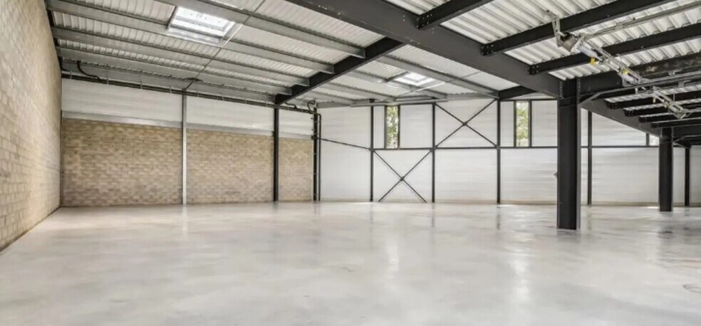 Bureau dans Les Pennes-Mirabeau à louer - Photo de l’immeuble – Image 2 sur 3