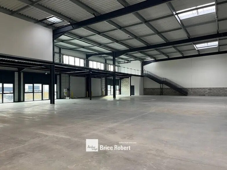 Local d’activités dans Saint-Laurent-de-Mure à louer - Photo intérieure – Image 3 sur 6