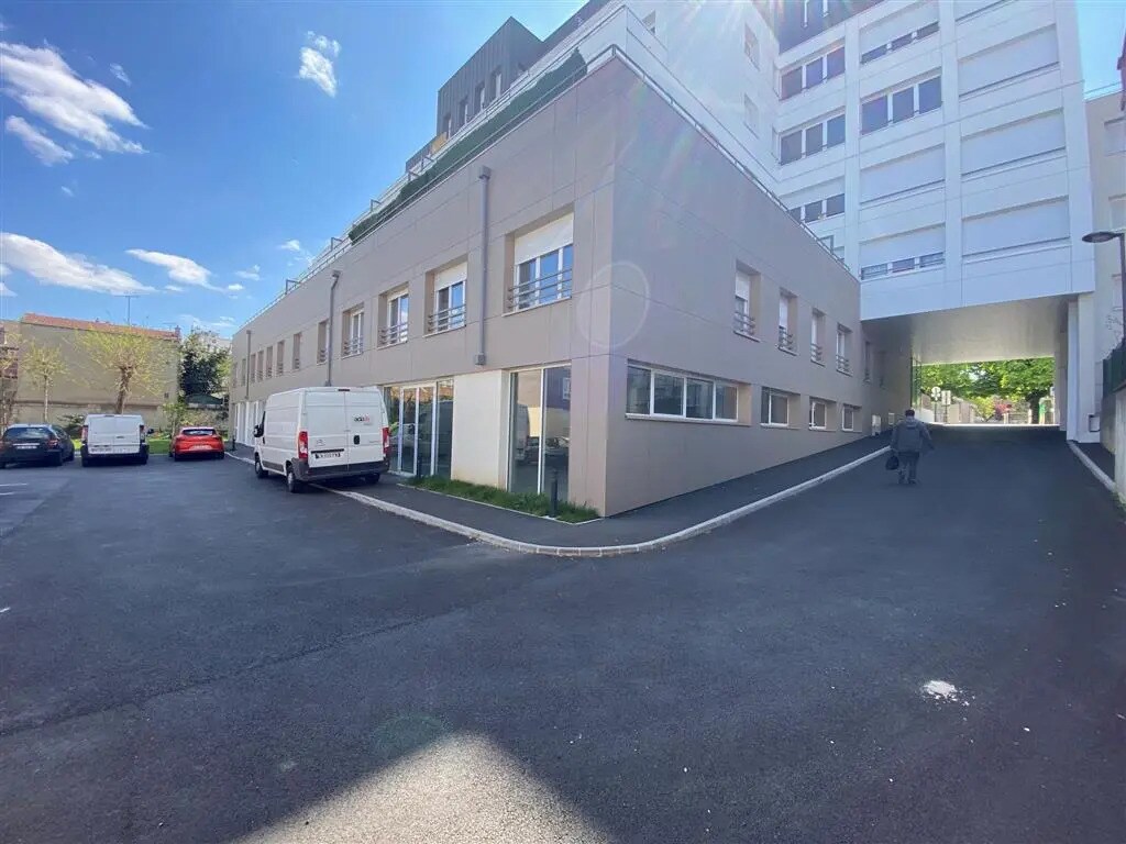 Local d'activités dans Ivry-sur-Seine à vendre Photo de l’immeuble– Image 1 sur 9