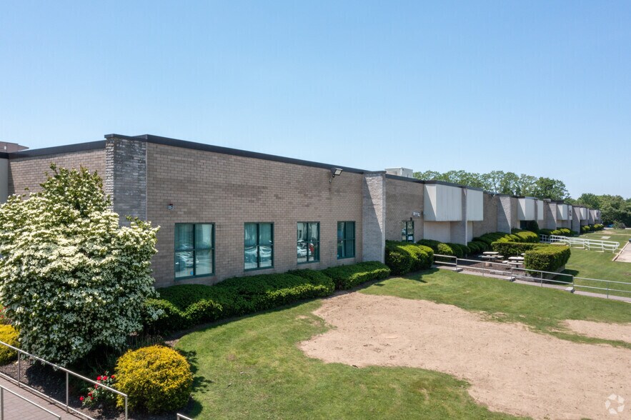 60 Plant Ave, Hauppauge, NY à louer - Photo de l’immeuble – Image 3 sur 6