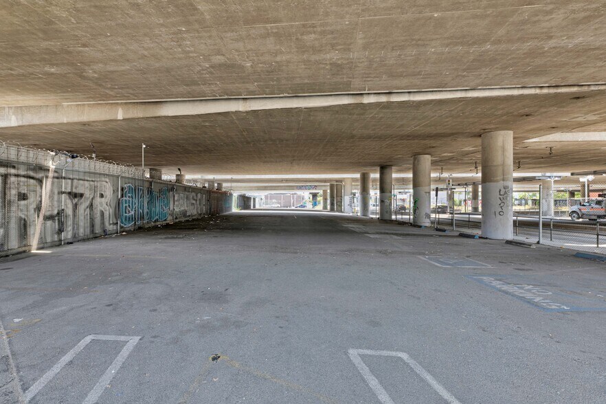 1700 S Flower St, Los Angeles, CA à louer - Photo de l’immeuble – Image 3 sur 14
