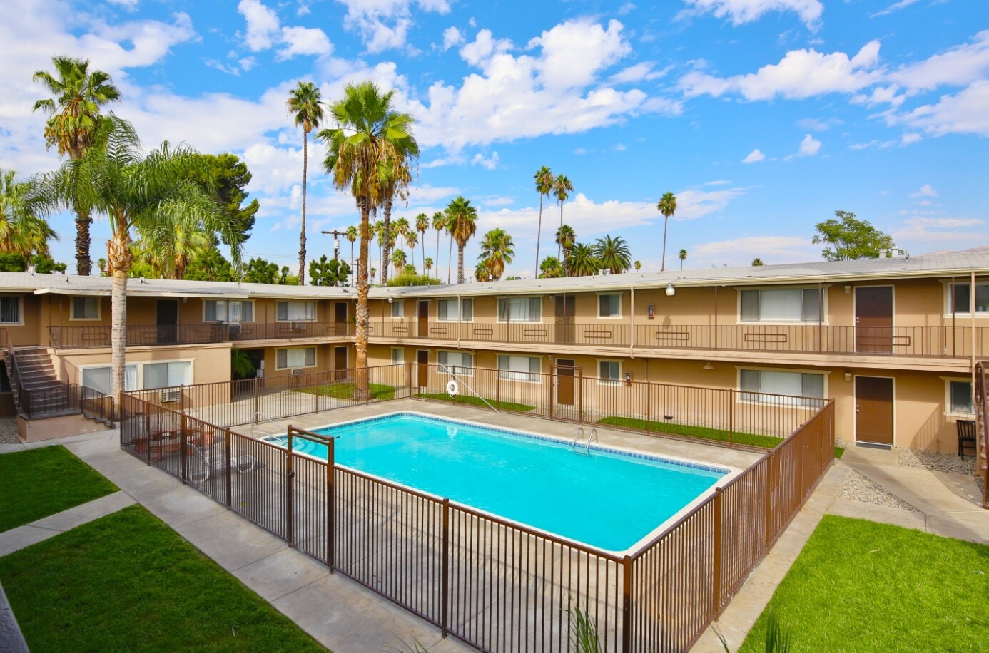 2052 W Linden St, Riverside, CA à vendre Photo principale– Image 1 sur 11