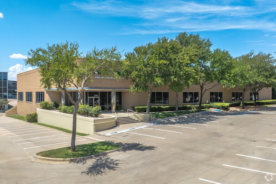 1720 Lakepointe Dr, Lewisville, TX à louer - Photo de l’immeuble – Image 1 sur 16