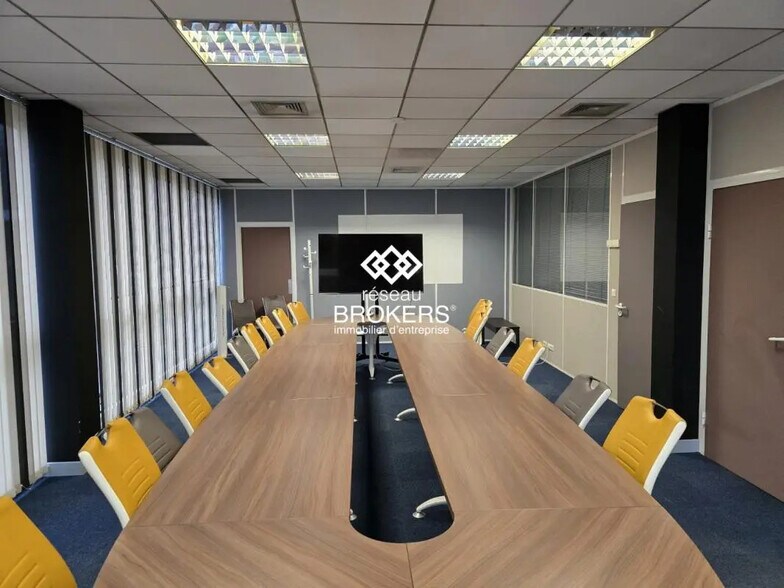 Bureau dans Roissy-en-France à vendre - Photo de l’immeuble – Image 1 sur 6