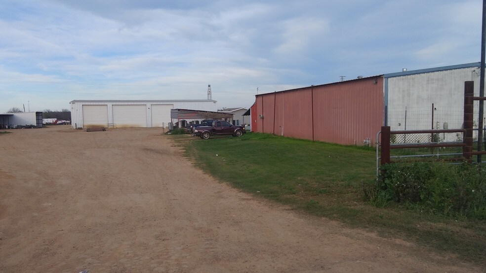 800 W Fm 117, Dilley, TX à louer - Photo de l’immeuble – Image 1 sur 13