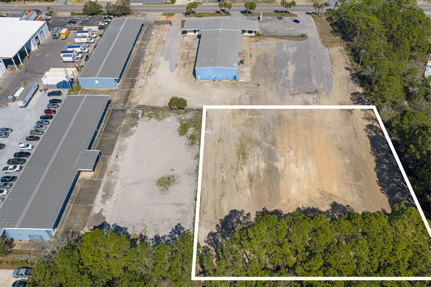 702 Anchors St NW, Fort Walton Beach, FL à louer - Photo de l’immeuble – Image 2 sur 3