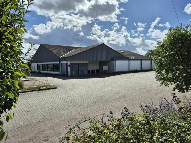 Plus de détails pour Local d'activités à louer