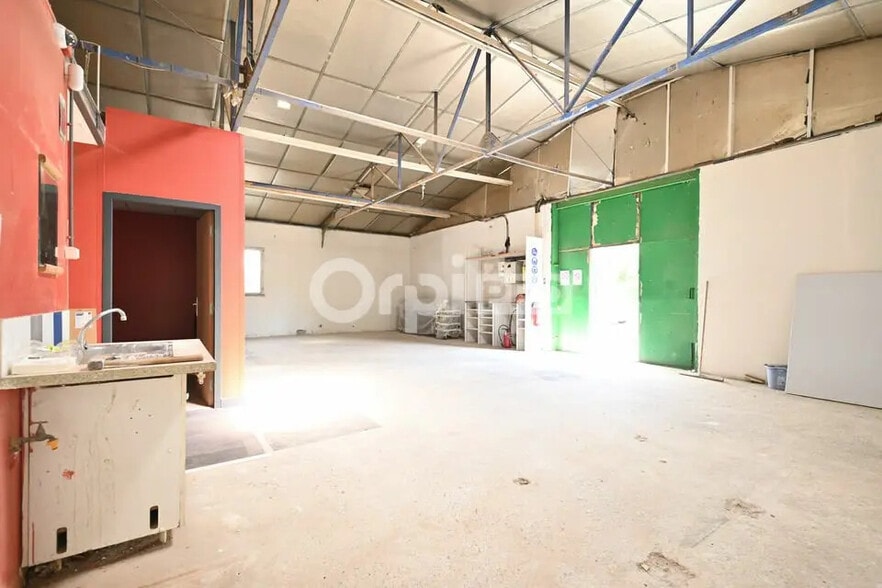 Local d’activités dans Vénissieux à louer - Photo de l’immeuble – Image 3 sur 12
