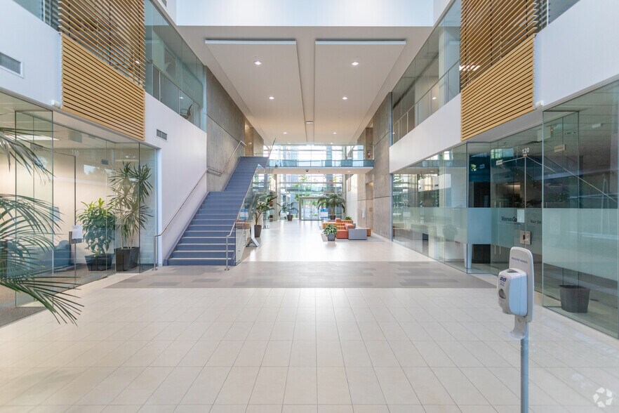 13888 Wireless Way, Richmond, BC à louer - Hall d’entrée – Image 3 sur 9
