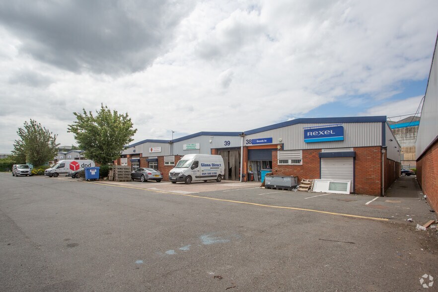 Kelvin Way, West Bromwich à louer - Photo de l’immeuble – Image 2 sur 2