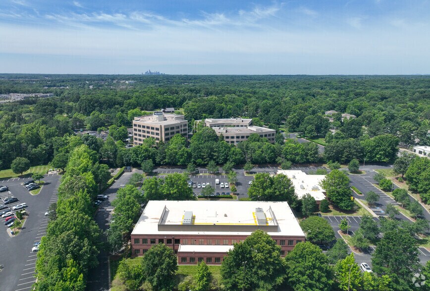 10320 Mallard Creek Rd, Charlotte, NC à louer - Photo de l’immeuble – Image 2 sur 17