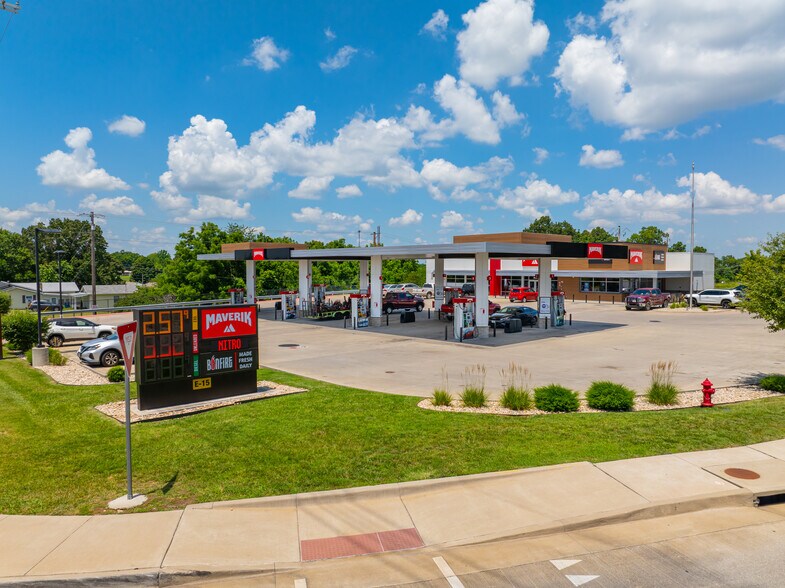 305 W South St, Ozark, MO à vendre - Photo de l’immeuble – Image 1 sur 8