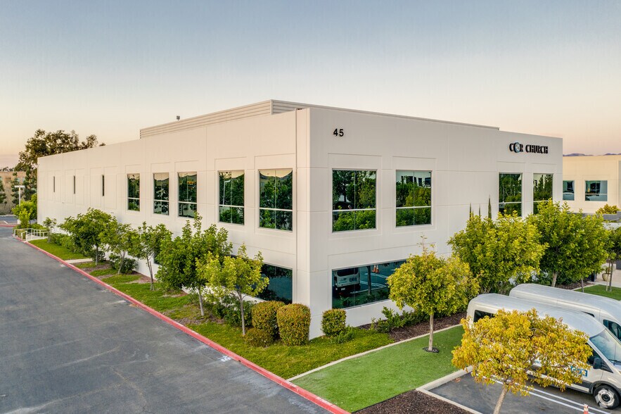 45 Tesla, Irvine, CA à louer - Photo de l’immeuble – Image 3 sur 16