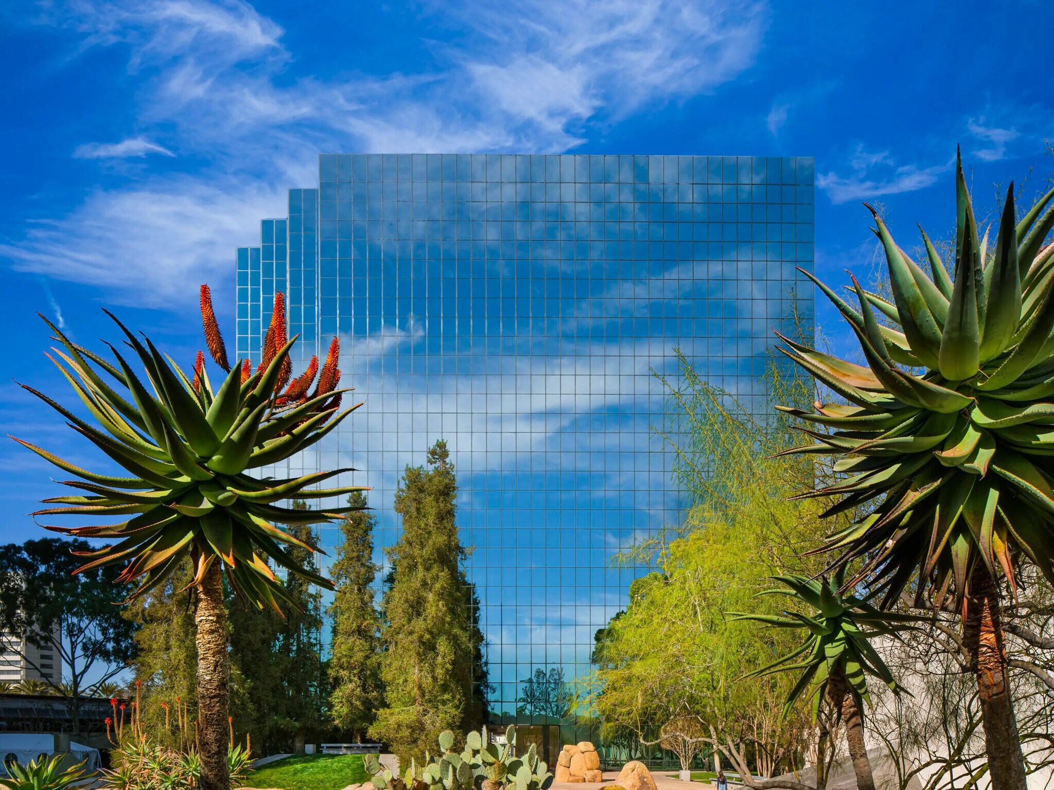 611 Anton Blvd, Costa Mesa, CA à louer Photo de l’immeuble– Image 1 sur 13