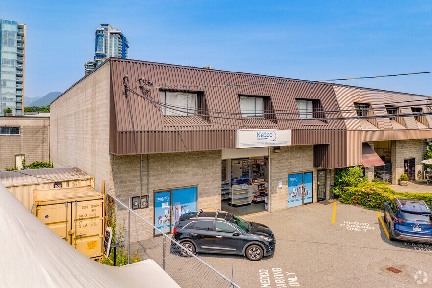 1448 Crown St, North Vancouver District, BC à louer - Photo principale – Image 1 sur 3