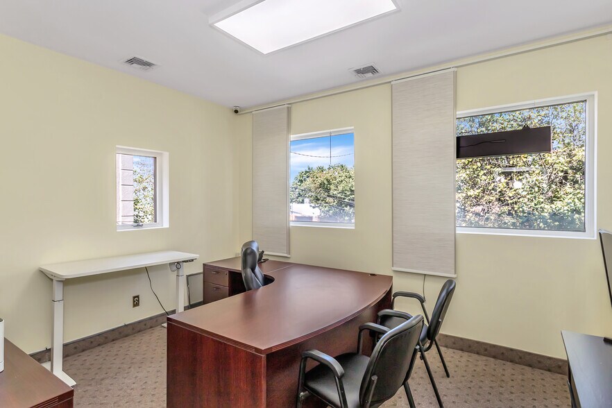 219 Mineola Blvd, Mineola, NY à louer - Photo de l’immeuble – Image 3 sur 30