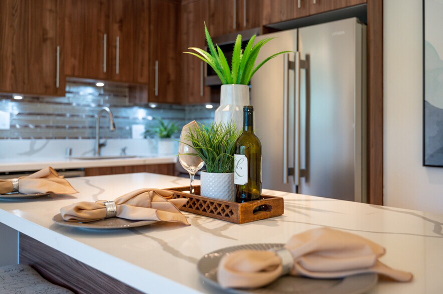 100 Scholz Plz, Newport Beach, CA à vendre - Photo de l’immeuble – Image 3 sur 14