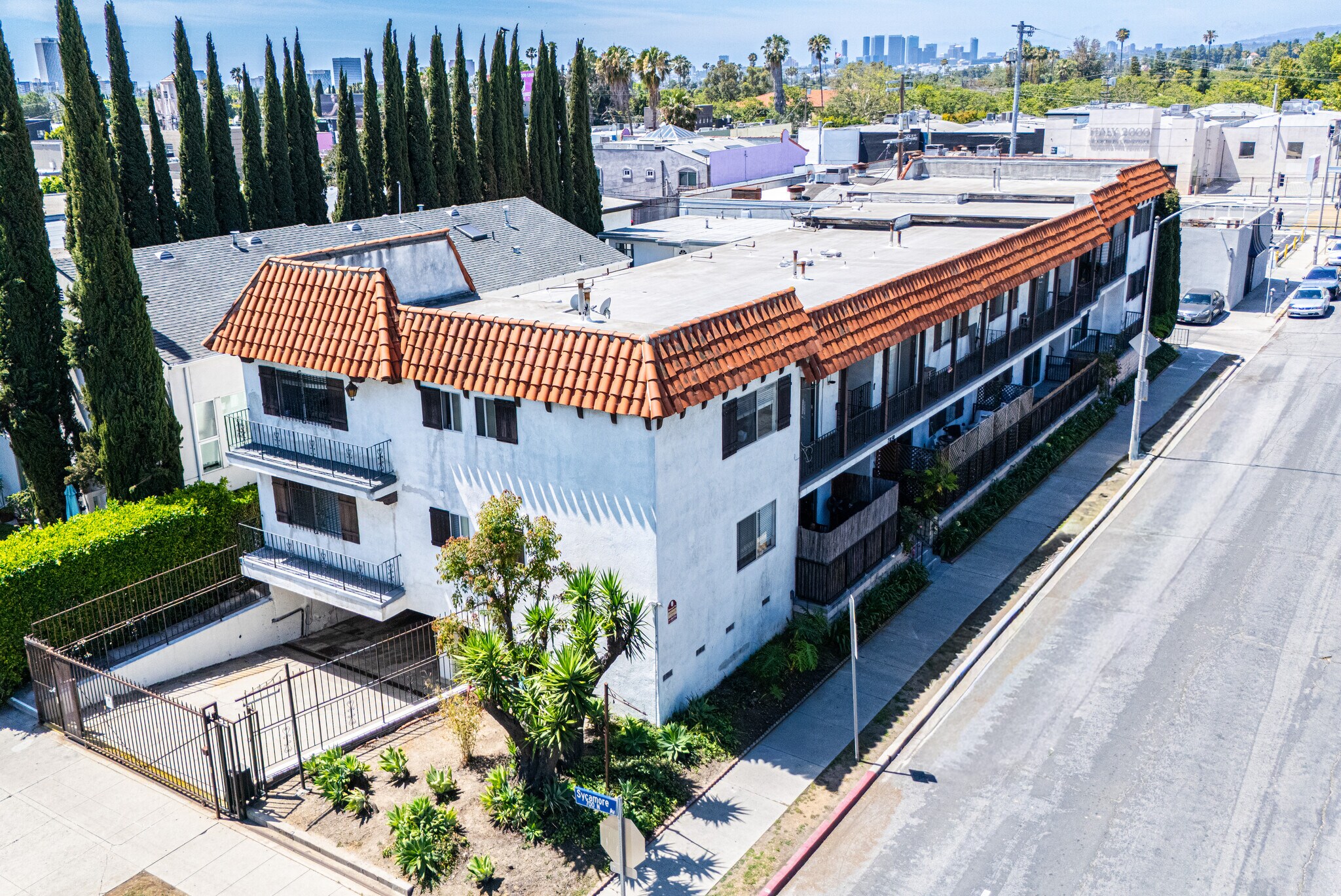 7050 Waring Ave, Los Angeles, CA à vendre Photo de l’immeuble– Image 1 sur 21
