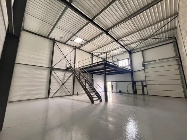 Plus de détails pour Local d’activités à vendre