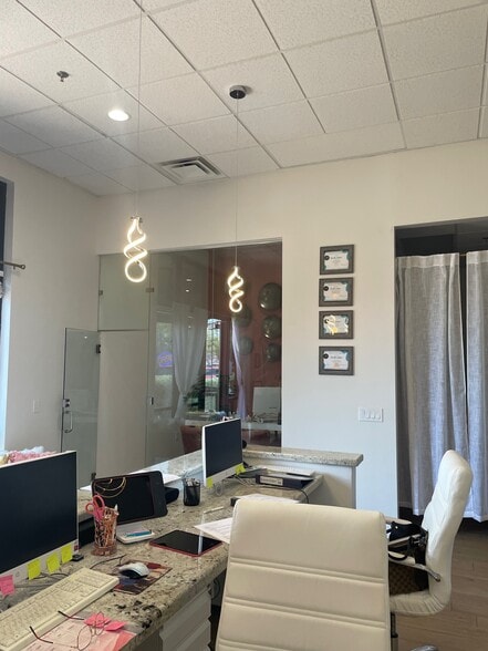 3930 W Craig Rd, North Las Vegas, NV à louer - Photo de l’immeuble – Image 3 sur 7