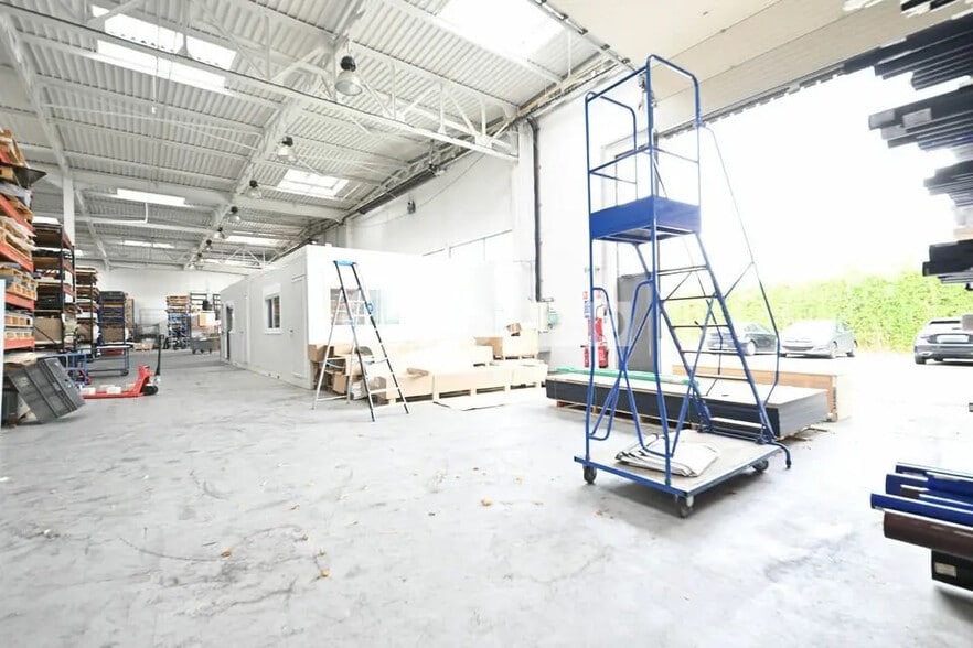 Local d’activités dans Saint-Priest à louer - Photo intérieure – Image 3 sur 16