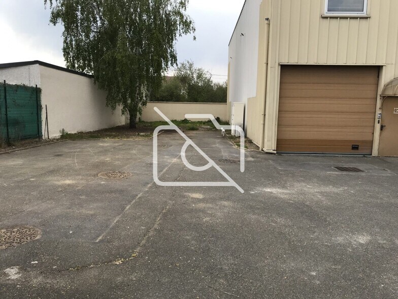 Local d’activités dans Saint-Michel-sur-Orge à louer - Photo de l’immeuble – Image 2 sur 2