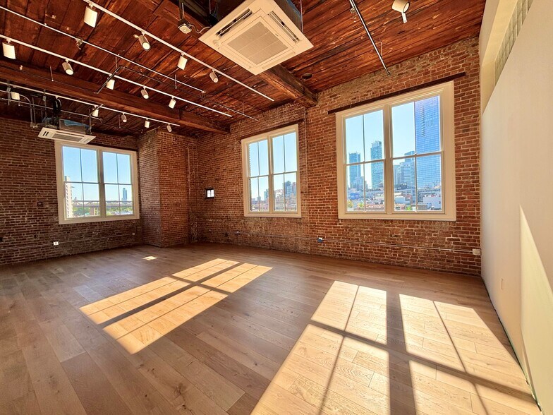 44-01 11th St, Long Island City, NY à louer - Photo de l’immeuble – Image 2 sur 6