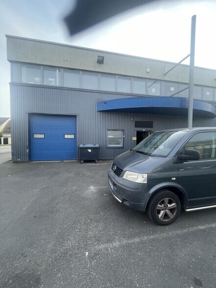 Local d'activités dans Stains à vendre - Photo de l’immeuble – Image 1 sur 6
