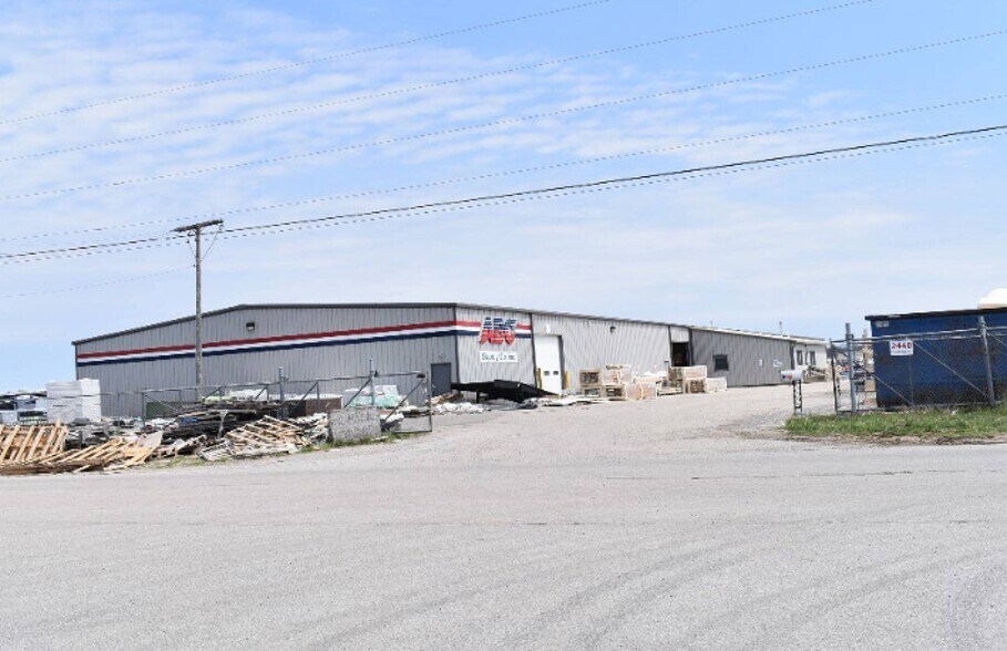 2440 Supreme Ct, Goshen, IN à louer - Photo de l’immeuble – Image 2 sur 15