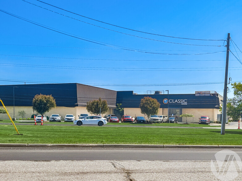 2400 Stephenson Hwy, Troy, MI à louer - Photo de l’immeuble – Image 1 sur 8