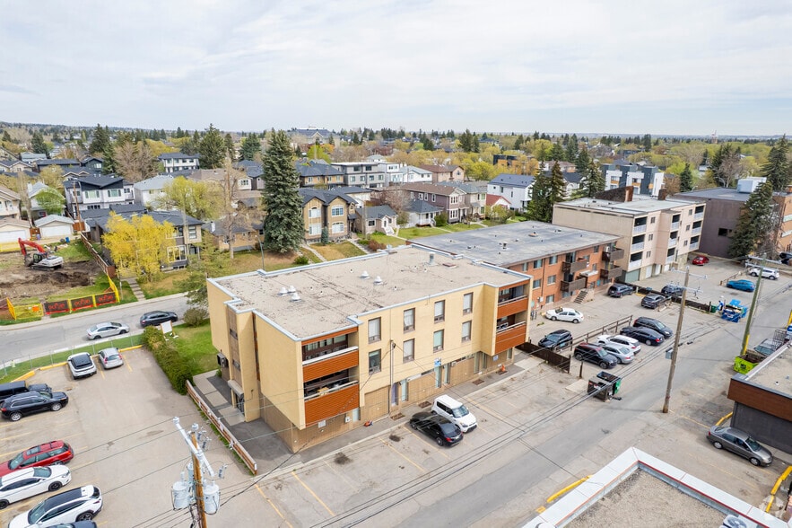 1133 17 Av NW, Calgary, AB à vendre - Aérien – Image 2 sur 9
