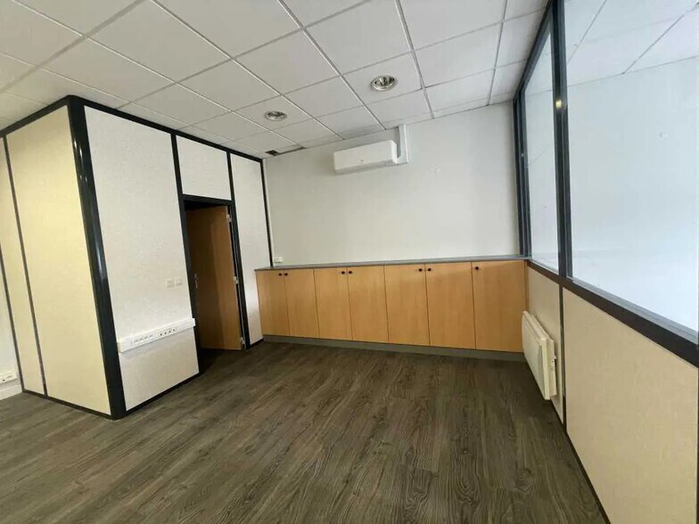 Bureau dans Allonne à louer - Photo de l’immeuble – Image 3 sur 5