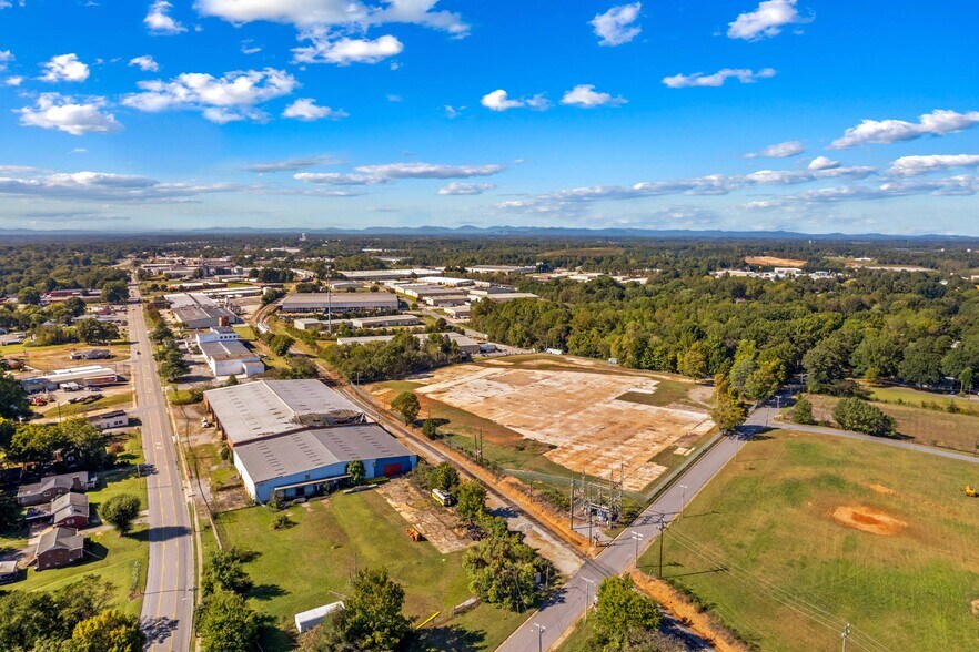 201 Phoenix St, Statesville, NC à vendre - Photo de l’immeuble – Image 2 sur 5
