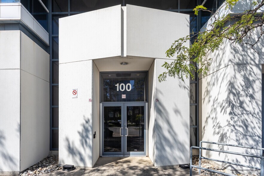 100 Cowdray Ct, Toronto, ON à louer - Photo de l’immeuble – Image 3 sur 8