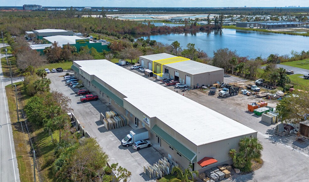 10921 Kelly Rd, Fort Myers, FL à louer - Photo de l’immeuble – Image 1 sur 6