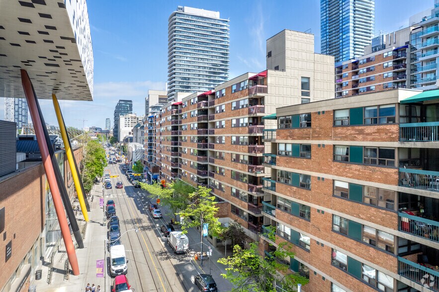 89-105 Mccaul St, Toronto, ON à vendre - Photo de l’immeuble – Image 1 sur 5
