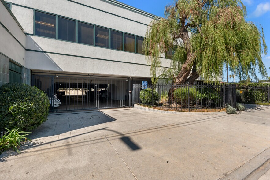 6445 Sepulveda Blvd, Van Nuys, CA à louer - Photo de l’immeuble – Image 2 sur 17
