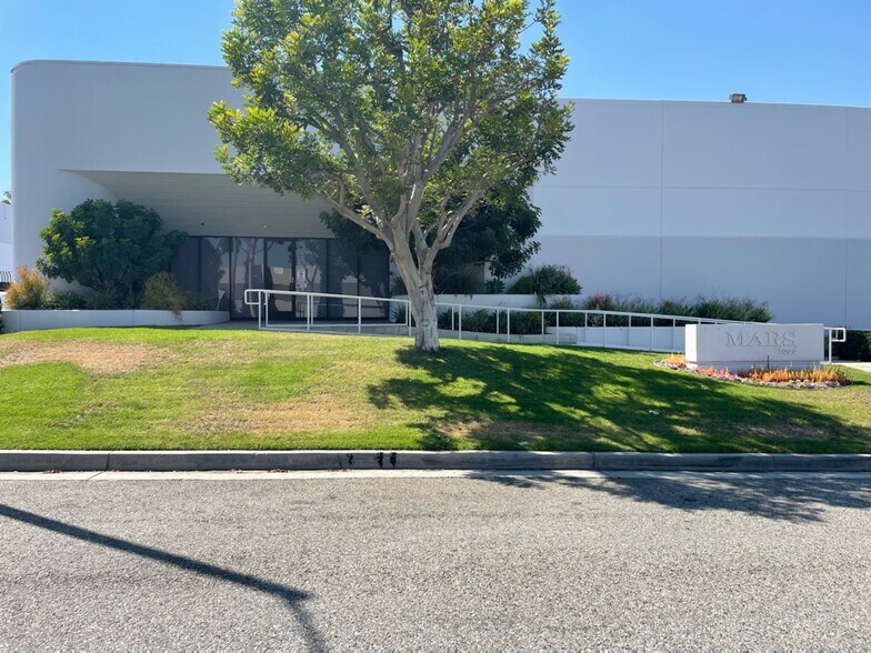 2555 Dominguez Hills Dr, Compton, CA à louer - Photo principale – Image 1 sur 3