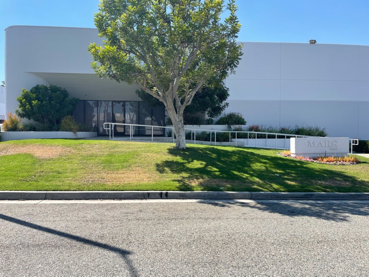 2555 Dominguez Hills Dr, Compton, CA à louer Photo principale– Image 1 sur 4