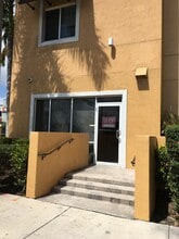 1001 NW 54th St, Miami, FL à louer Photo de l’immeuble– Image 2 sur 11