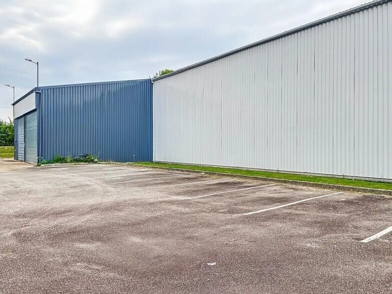 Industriel/Logistique dans Rouen à vendre - Photo de l’immeuble – Image 2 sur 8