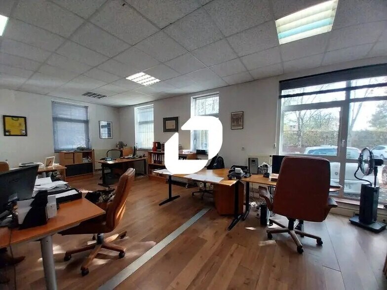 Local d’activités dans Voisins-le-Bretonneux à louer - Photo de l’immeuble – Image 2 sur 6