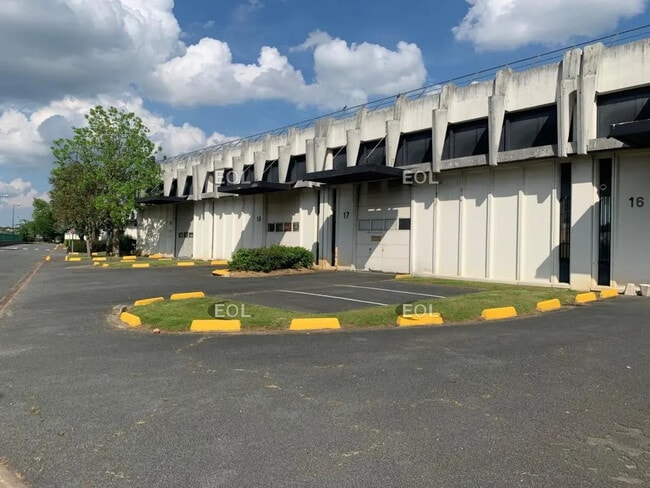 Plus de détails pour Local d'activités à louer