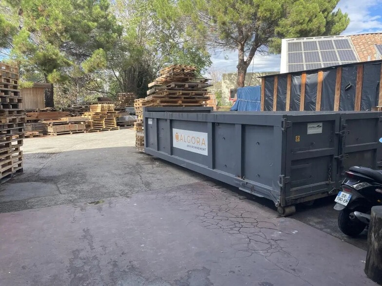 Local d'activités dans Mouans-Sartoux à vendre - Photo de l’immeuble – Image 2 sur 9