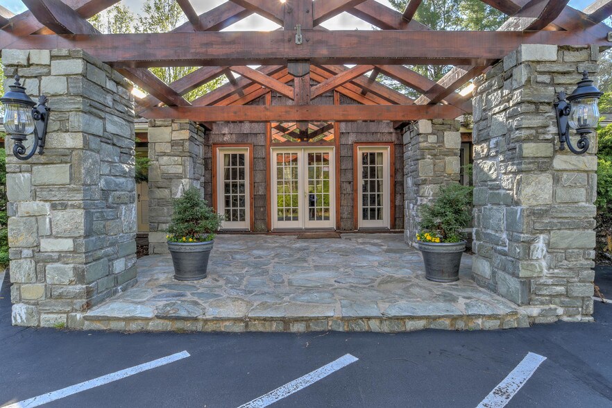 Village Inns of Blowing Rock - NC portefeuille de 3 biens à vendre sur LoopNet.fr - Photo principale – Image 2 sur 3