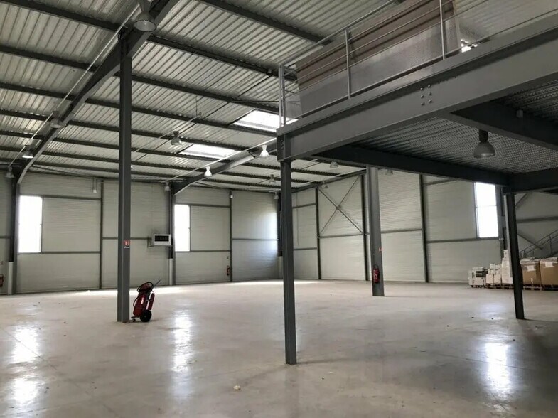 Local d’activités dans Lieusaint à louer - Photo de l’immeuble – Image 2 sur 5