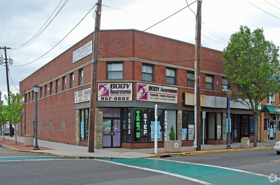 101-109 Wellwood Ave, Lindenhurst, NY à louer - Photo principale – Image 1 sur 12